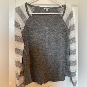 Splendid gray and white long sleeve shirt Size small, very good condition.